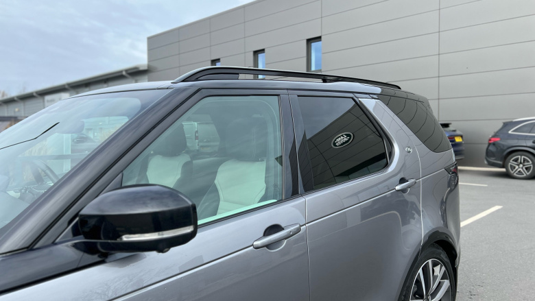 Land Rover Discovery 3.0 D300 R-Dynamic SE 5dr Auto Diesel Station Wagon